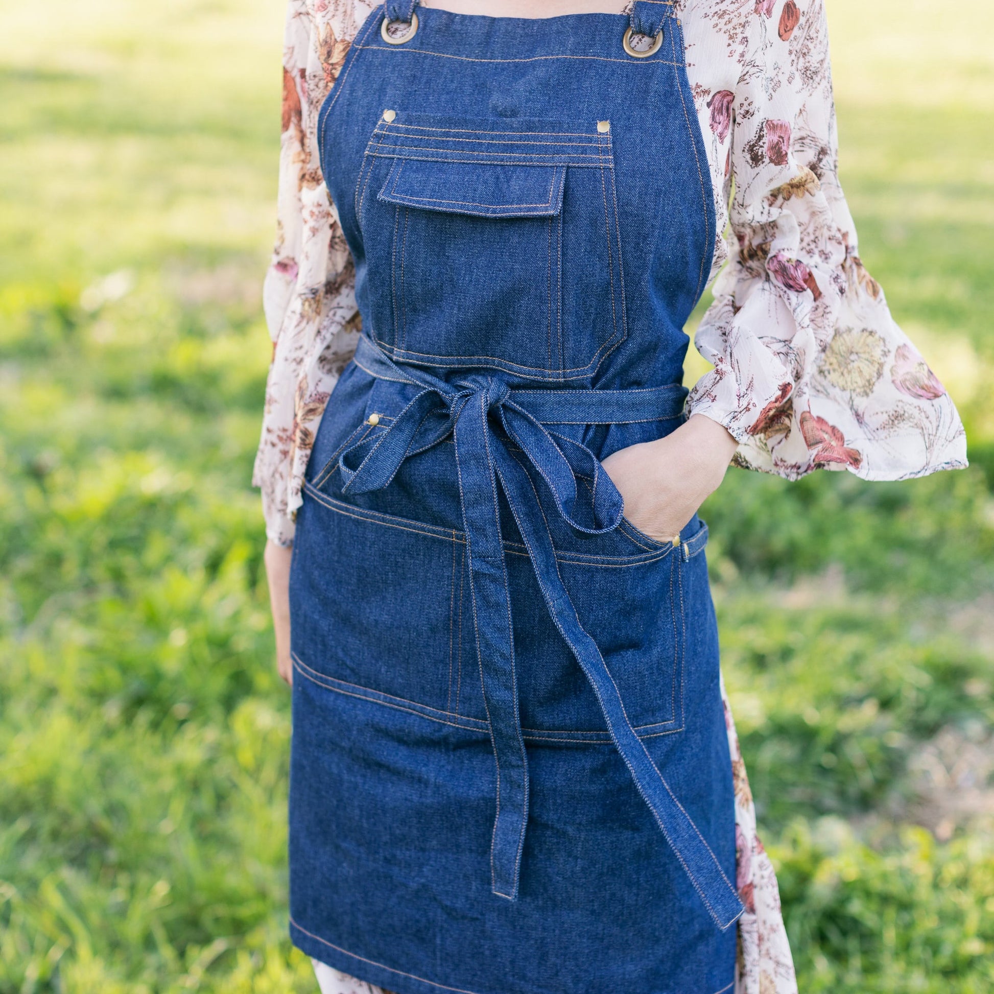 One Size Denim Apron for Men & Women, Hairstylist Apron, Apron for Crafting, Woodworking Apron with pockets, Gardening Apron, Painting Smock